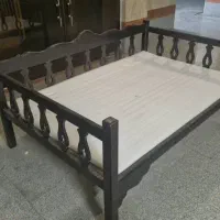تخت سنتی نو و سالم همراه با فرش 5نفره و 4نفره
