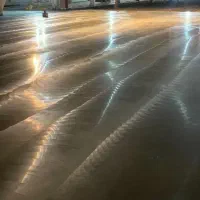 بتن‌ریزی کف صنعتی با ماله برقی و پروانه‌ای