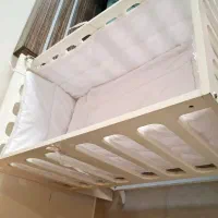 تخت گهواره ای کنار تخت مادر