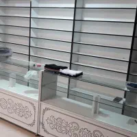 قفسه دکور پوشاک آرایشی خرازی میز دخل ویترین مغازه