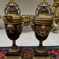 یک جفت کاپ درب دار فرانسه صورت دار برنز و سنگ
