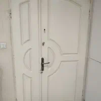 در چوبی با کوم سنگین