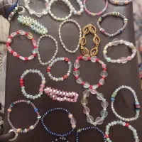 تعدادی  اکسسوری دستبند و گردنبند کار دست