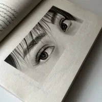 نقاشی چشم پارتنرتون داخل کتاب چشم هایش