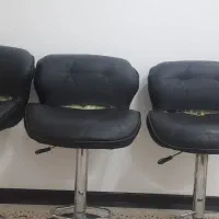 سه عدد صندلی پایه دار