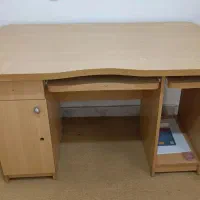 میز تحریر و کامپیوتر