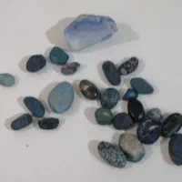 چند عدد سنگ فیروزه و عقیق آبی و سبز.
