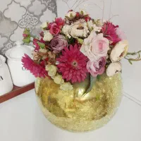 گلدان با گلهای مصنوعی