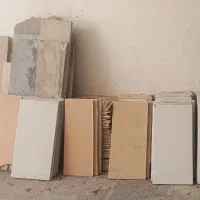 * مقداری سرامیک ، درپوش ، سنگ *