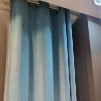 یک جفت پرده مخمل پانچ شده آماده