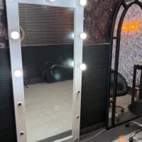 اینه و صندلی ارایشگاه