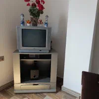 تلویزیون JVC با میز تلویزیون