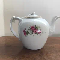 قوری چینی قدیمی و تعدادی وسایل منزل