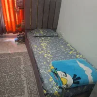 تخت تک نفره و دو عددپاتختی و یک عدد دراور رنگ طوسی