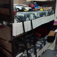 تخت دوطبقه جوان با نوجوان سالم با تشک