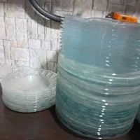 تعدادی بشقاب شیشه ای