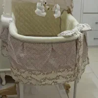 تخت کنار مادر گهواره