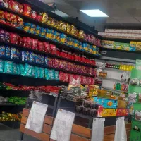 فروشنده و قفسه چینی خانوم در مغازه
