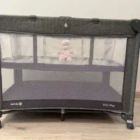 تخت پارک کنار مادر