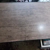 میز تحریر و لپتاپ
