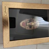 تابلو ای که داخلش نقاب