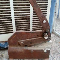 فروش یک قیچی روی میزی ورق بُر