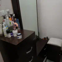 دراور میز آرایش آینه کشو دار  دارای سلف پشت آینه
