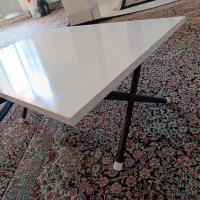 میز مطالعه نشسته