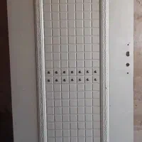 درب چوبی و یک دکه آهنی