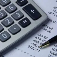 حسابدار خانم در فروشگاه لاستیک