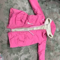 تعدادی لباس و‌کفش دخترانه