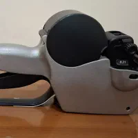 اتیکت زن   ایتالیایی و دستگاه تست اسکناس