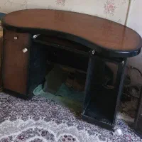 میز تحریر و کامپیوتر