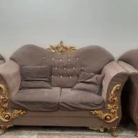 مبلمان هفت نفره کارکرده همراه یک جلو مبلی و ۲ عسلی