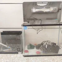 دو اکواریوم بزرگ و کوچک با تمام امکانات