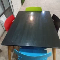 یک میز 6نفره و ی میز 4نفره همراه با صندلی