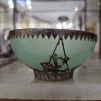 کاسه قدیمی بارفتن سبز یشمی نقش برنجی سیمرغ نفیس