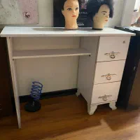 کله مانکن ، میز و