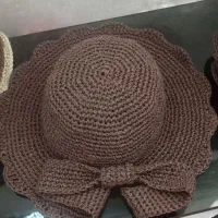 تعدادی کلاه رافیا موجود