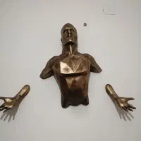 مجسمه دیوار کوب نیم تنه رهایی