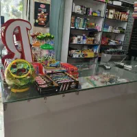 فروشنده در فروشگاه