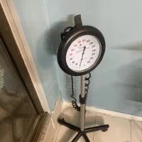 تخت معاینه و پایه سرم و فشار سنج پایه دار