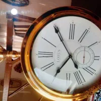 ساعت دیواری فرم فلزی طلای رنگ