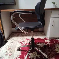 صندلی کامپیوتر و کارمندی