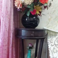 میز زیر گلدانی و گل