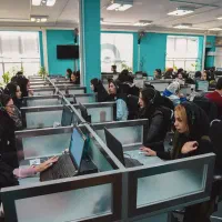 کارشناس تلفنی خانم
