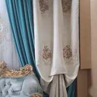 پرده با دستک مخمل و گل برجسته و چوب پرده استخونی