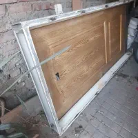 در ورودی آپارتمانی با چهار چوب فلزی