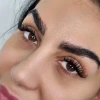 جذب مدل مژه برای تکمیل آلبوم نمونه‌کار