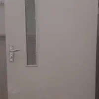 کمی و در اتاق